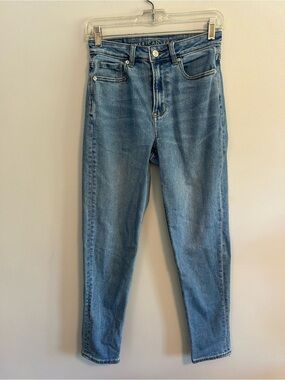 American Eagle Outfitters 0 light wash denim mom Jeans
